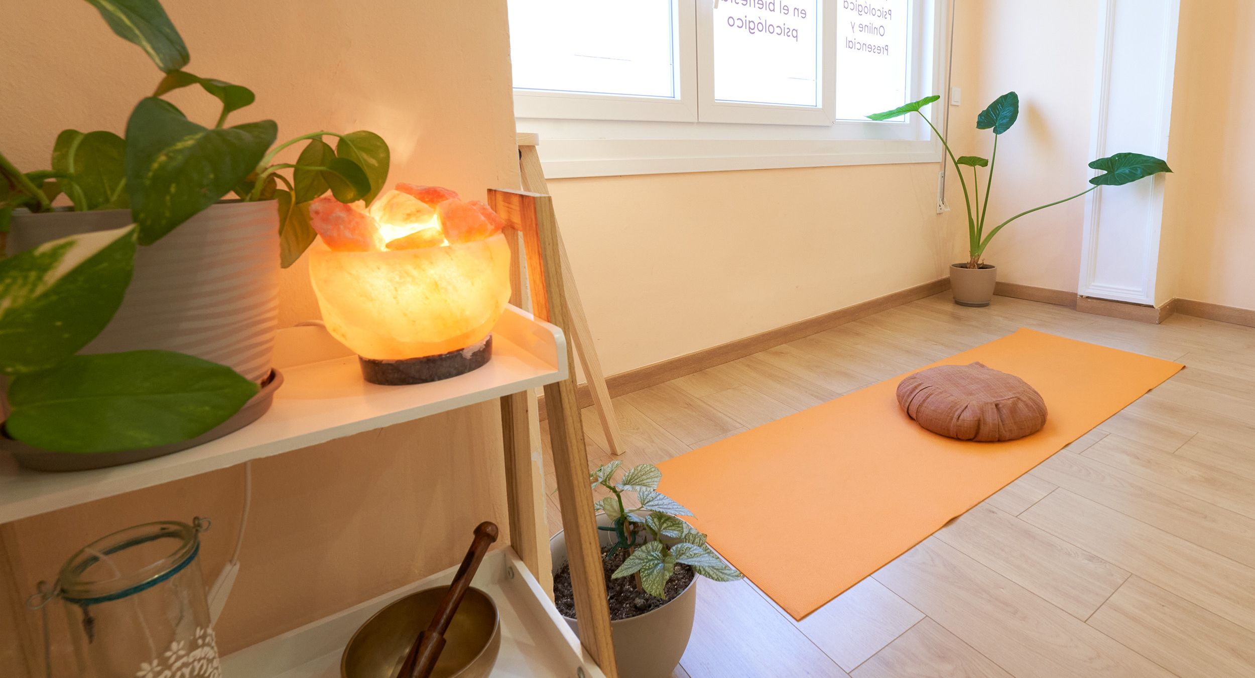 Sala despacho de sala de yoga