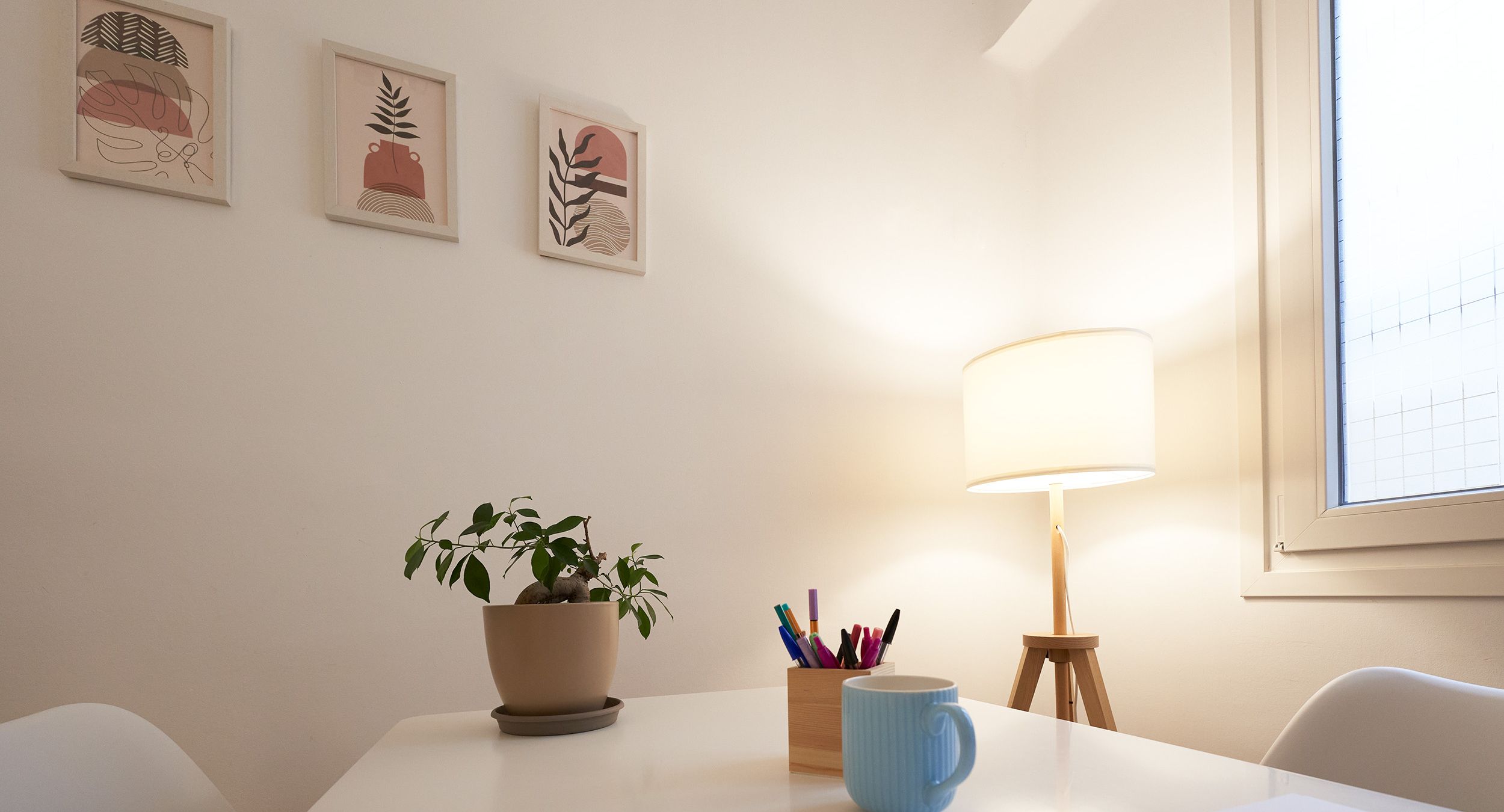 Sala despacho de teruel con cuadros y macetas