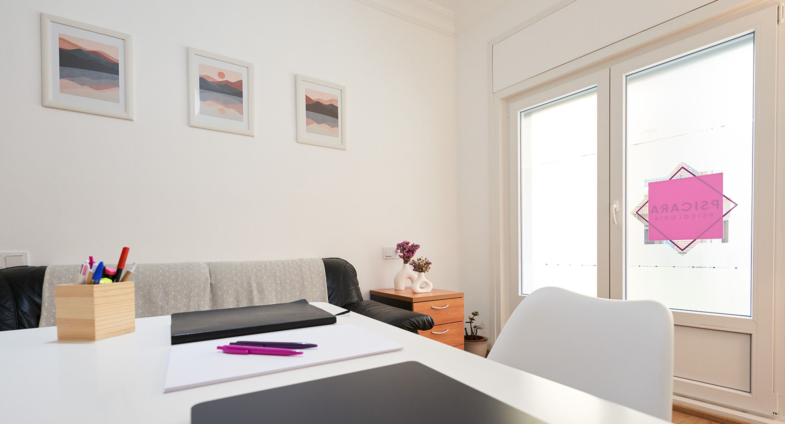 Sala despacho de Teruel con sillas y sofá