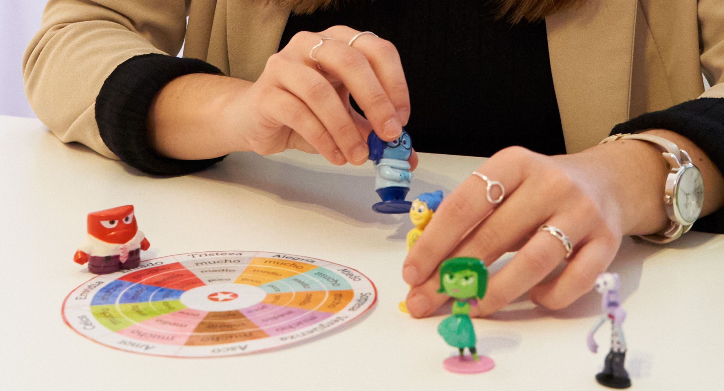 Sala despacho de Teruel detalle de juego con manos de la profesional