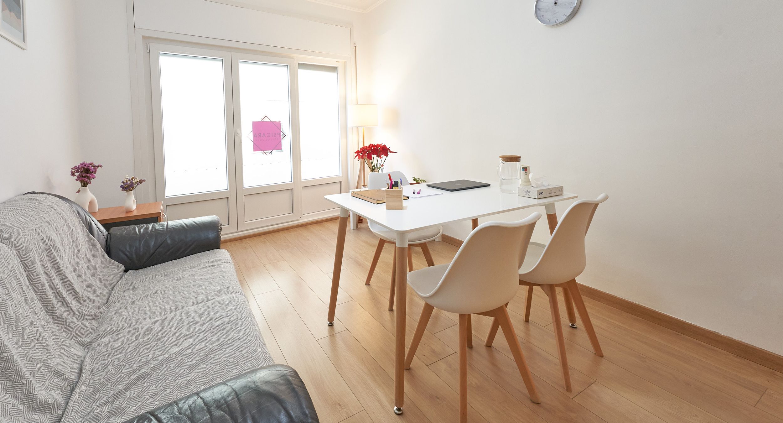 Sala despacho de Teruel con sillas, mesa y sofás