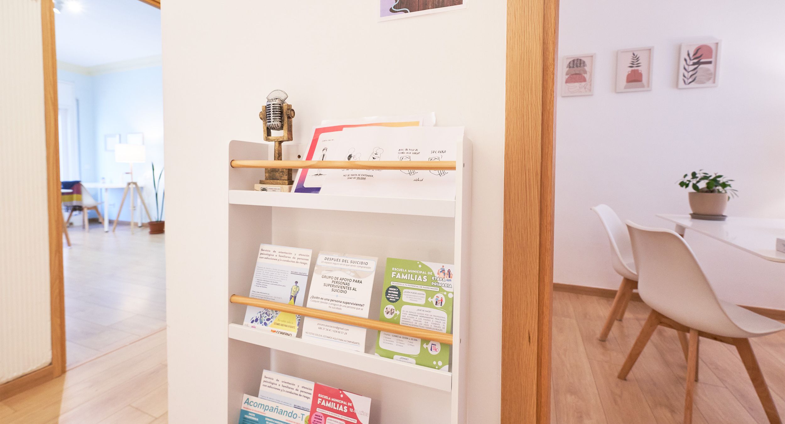 Sala despacho de Teruel entrada con libros y revistas