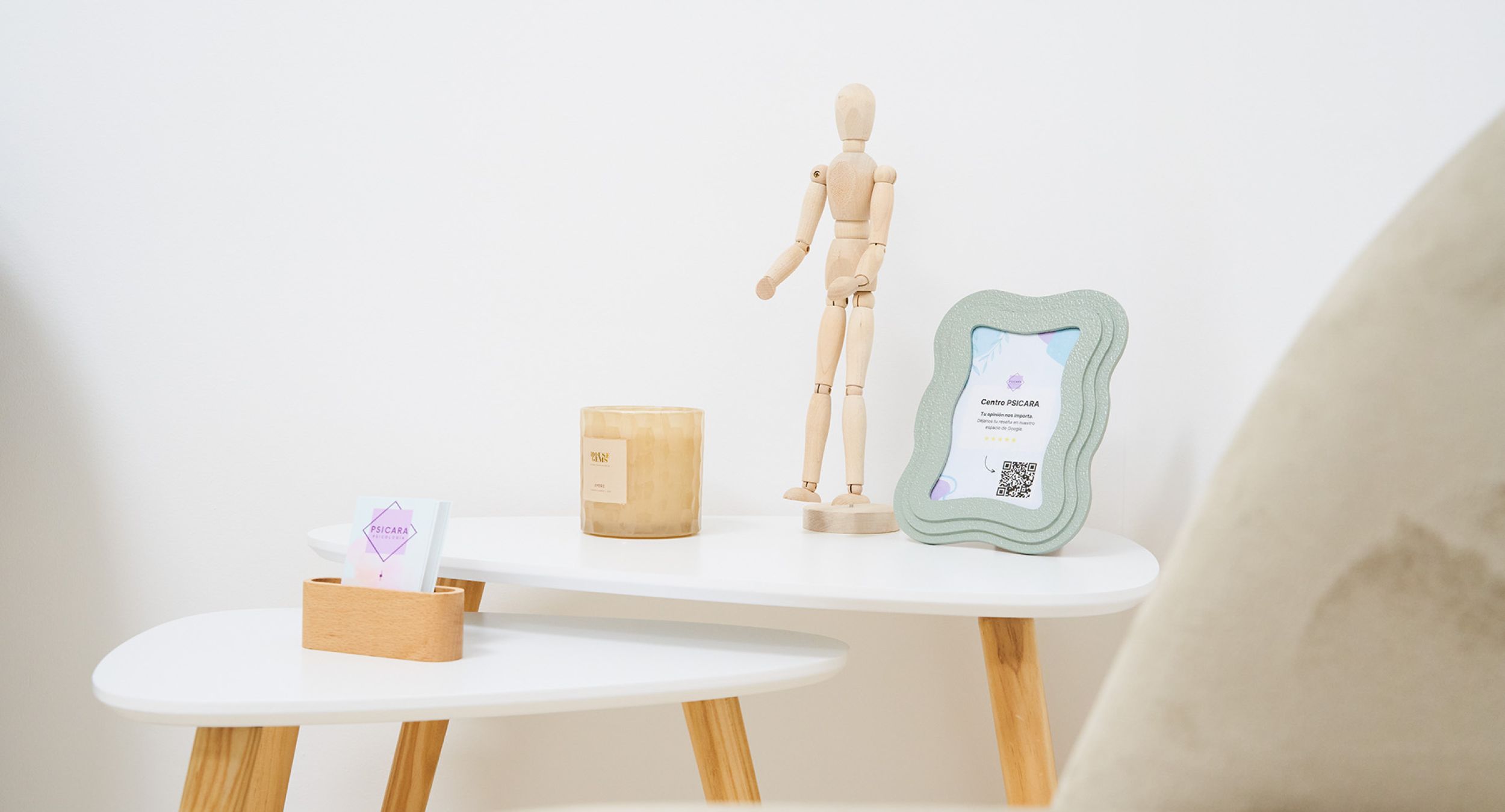 detalle sala de espera con tarjetas de psicara