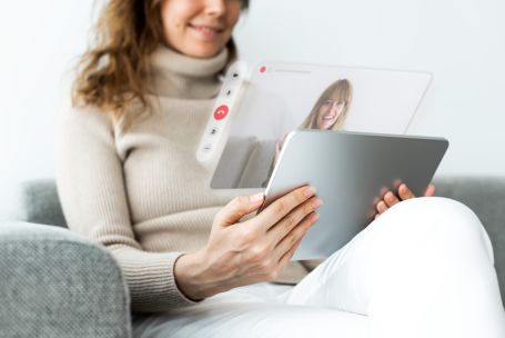 chica con tableta haciendo video llamada