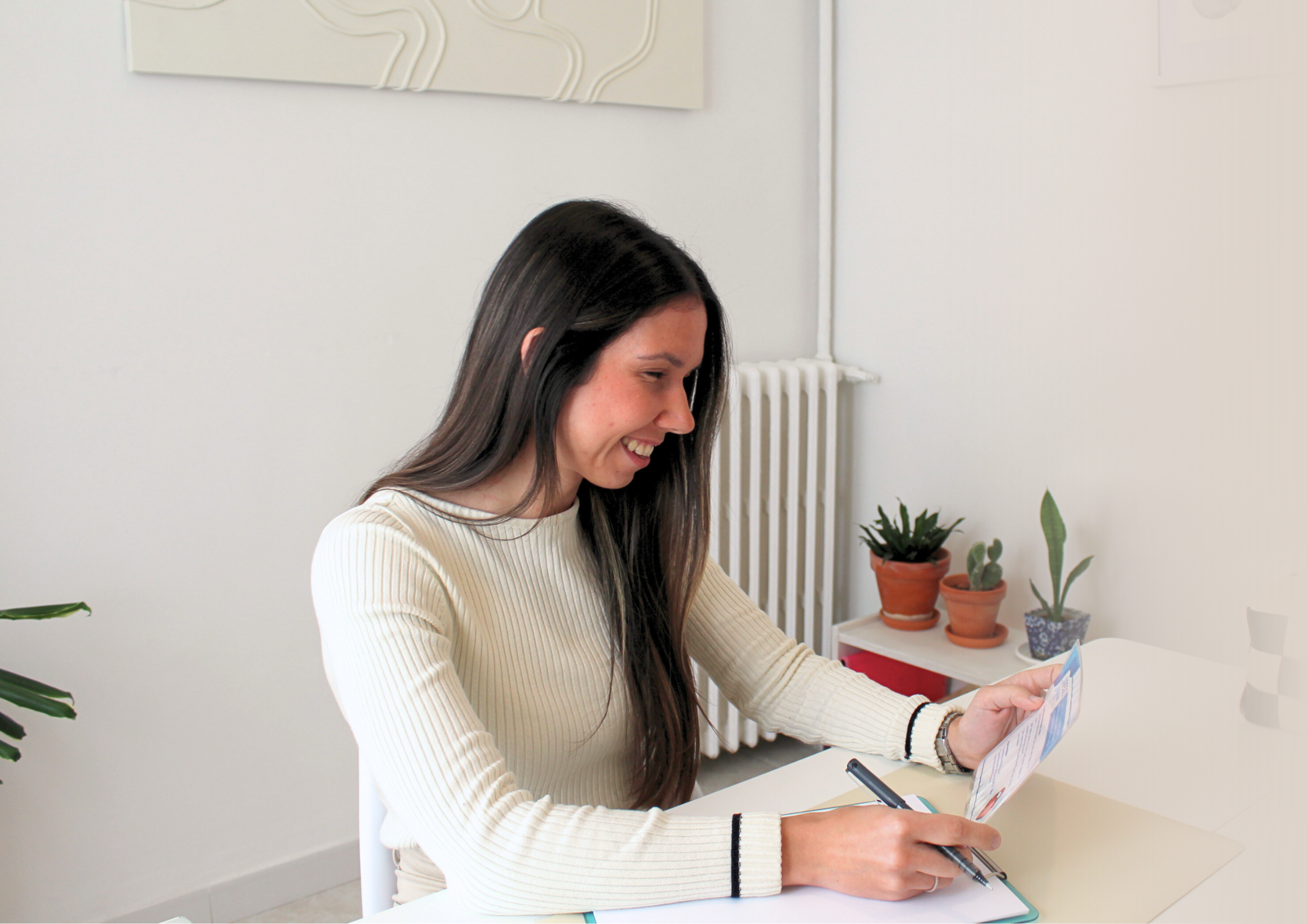 profesional carla escribiendo en el despacho 