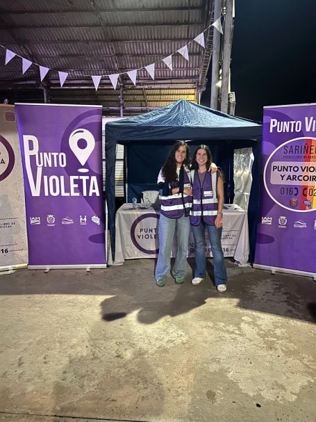 punto violeta profesionales en la calle  con puesto 