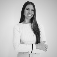 profesional carla en blanco y negro 