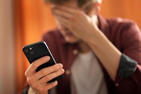 adolescente con el móvil preocupado