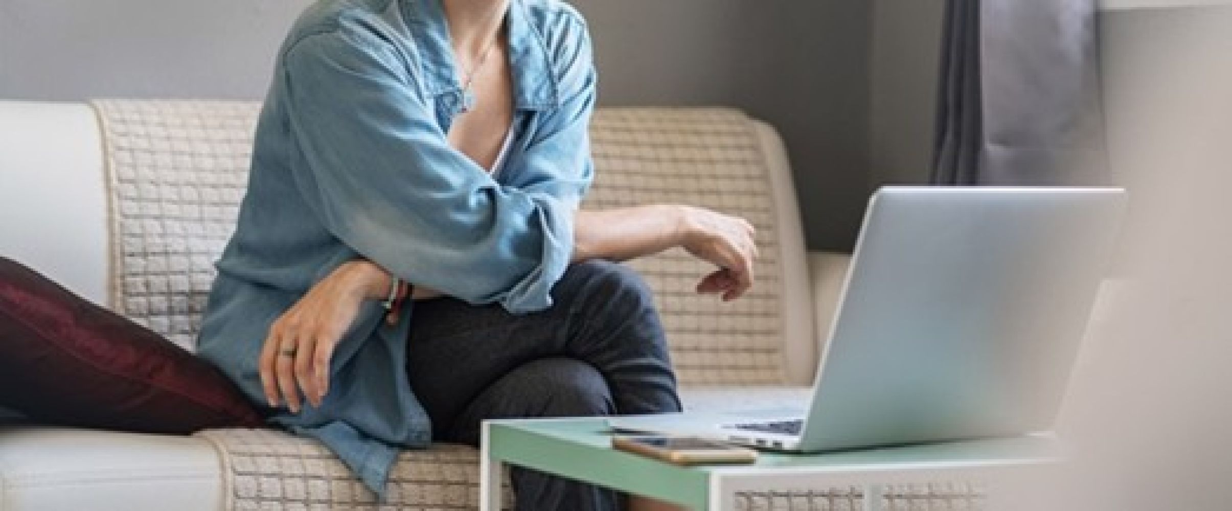 persona en casa con portatil 