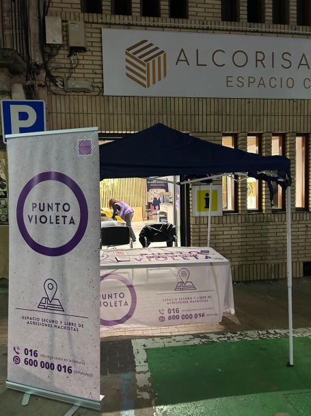 punto violeta profesionales en la calle  por la noche 