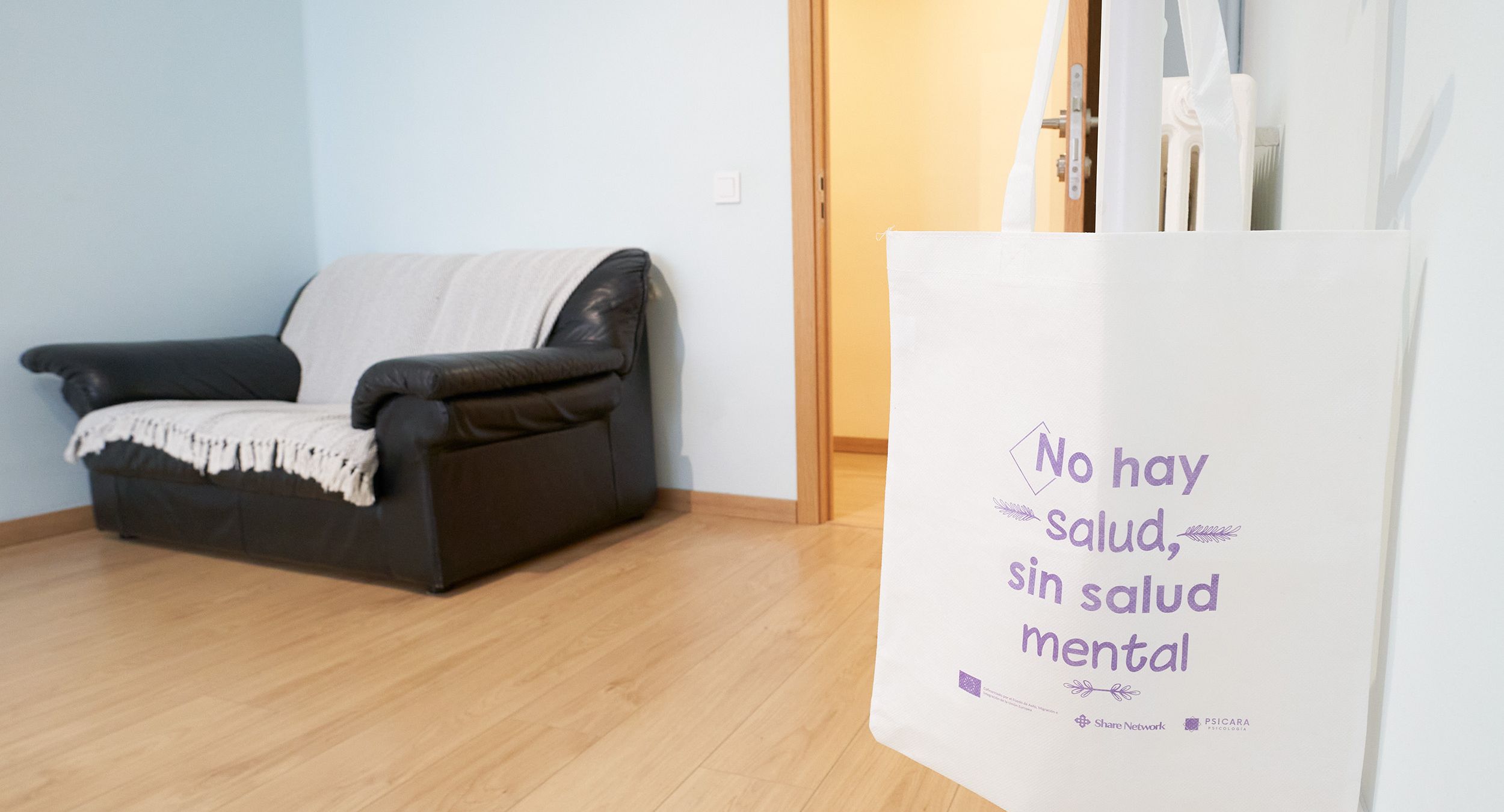 Sala despacho de Teruel  sofá y bolsa blanca 