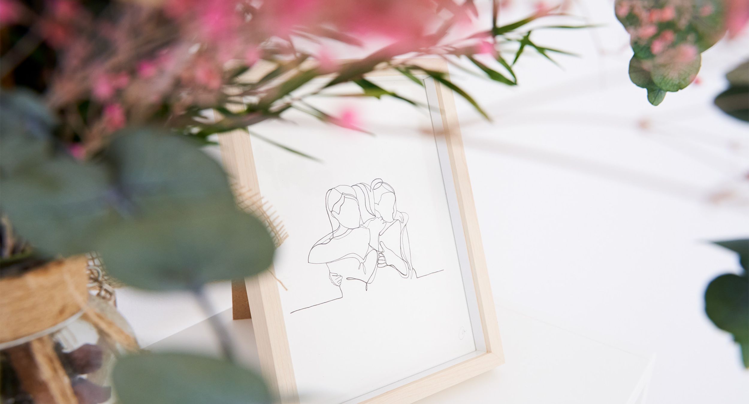 detalle plantas con cuadro de chicas abrazadas 