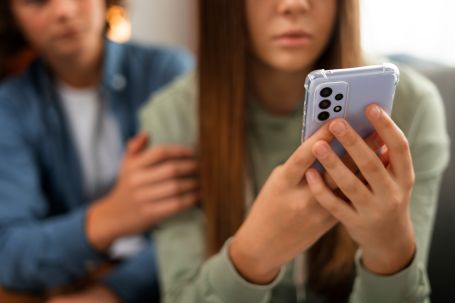 adolescentes con telefono movil