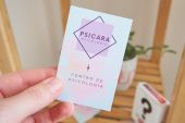 mano con tarjeta de visita psicara
