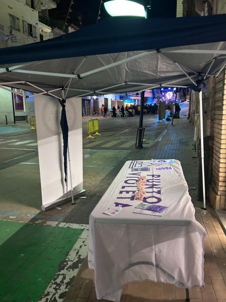 punto violeta profesionales en la calle en fiestas