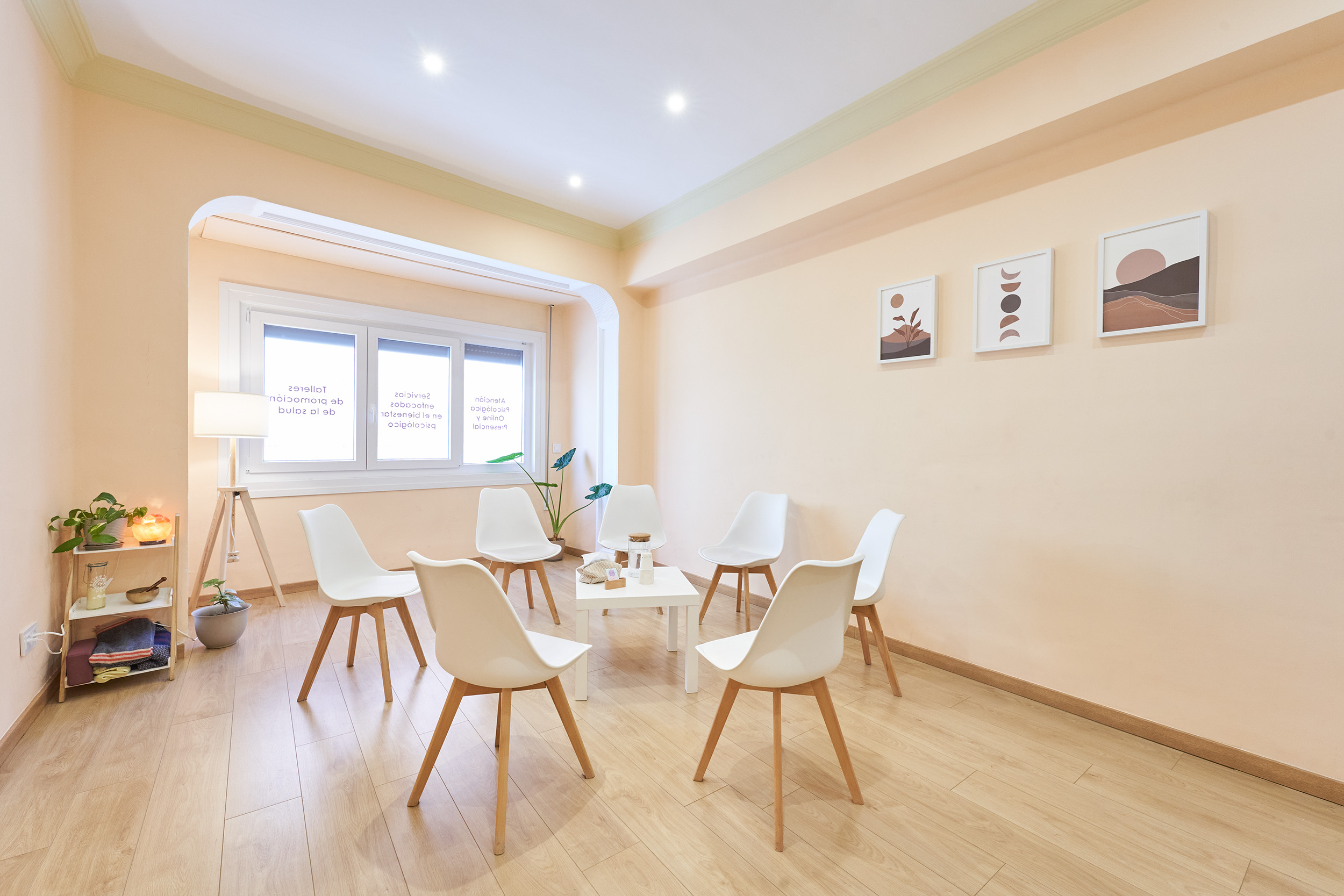 Sala despacho de Teruel con sillas en círculo