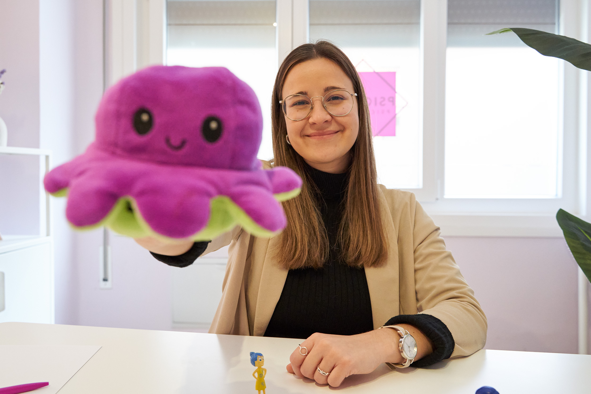 profesional nuria con peluche 