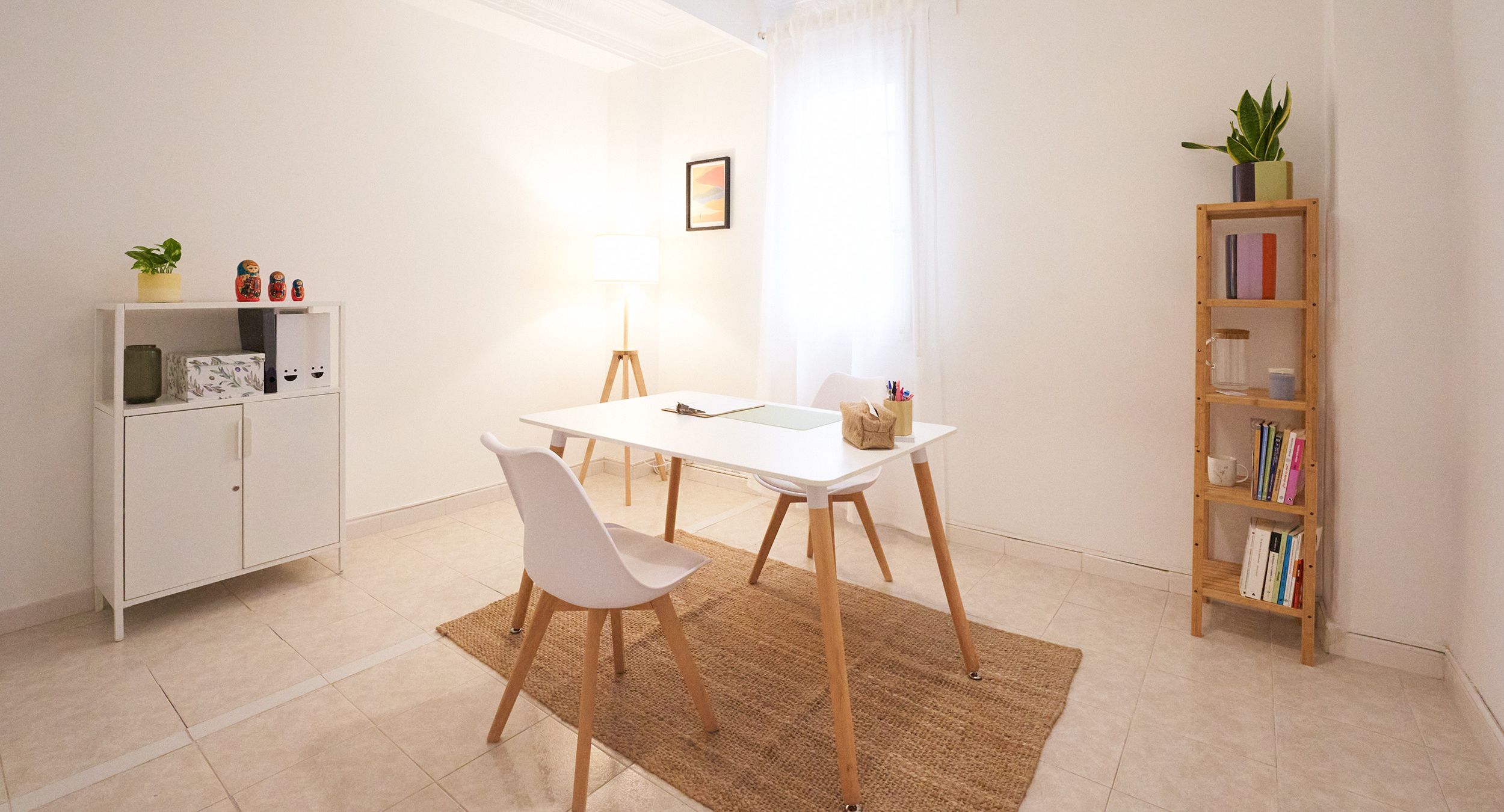 Sala despacho de zaragoza con alfombra y estantería 