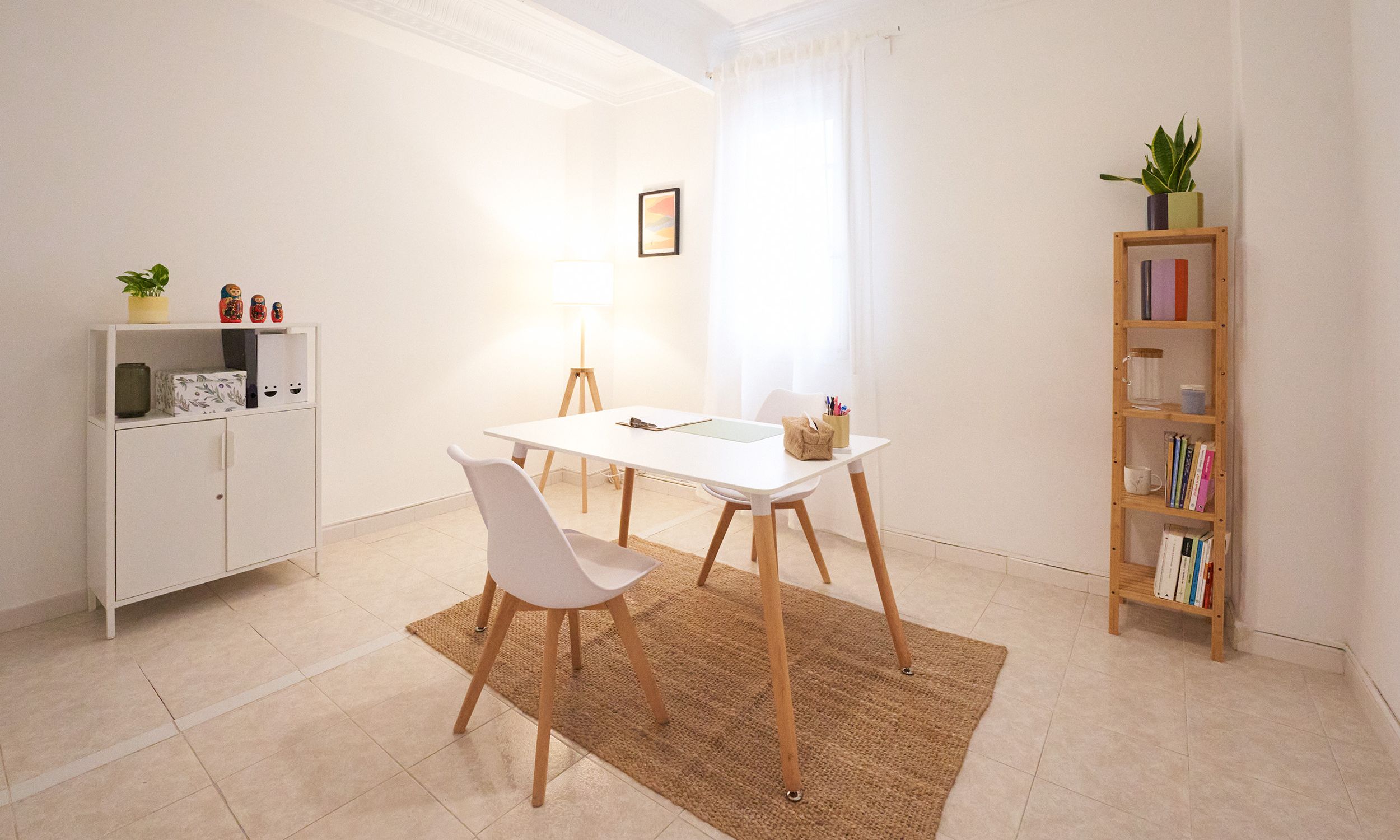 Sala despacho de zaragoza con alfombra en el suelo y estantería 