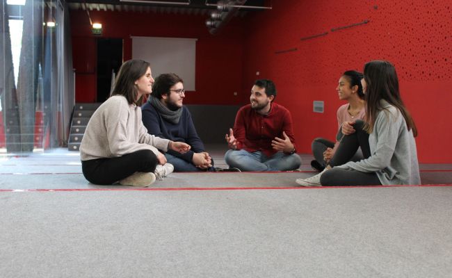 Cuadro en acuarela de dos personas abrazándose 