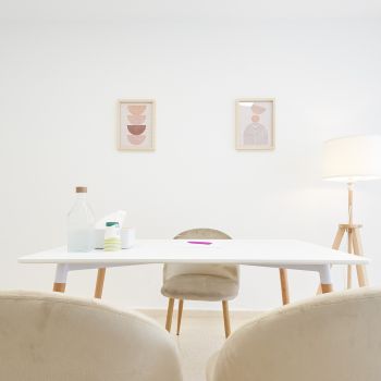 Sala de Vila-Real con tres sillas y una mesa 