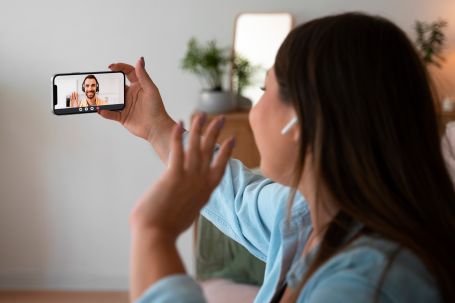 chica haciendo video llamada con otra persona 