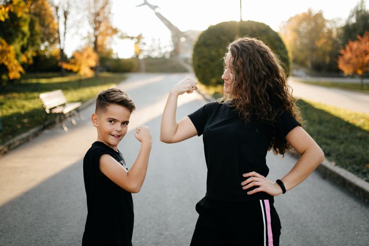 hijo y madre haciendo deporte 