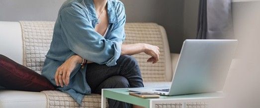 persona en casa con portatil 