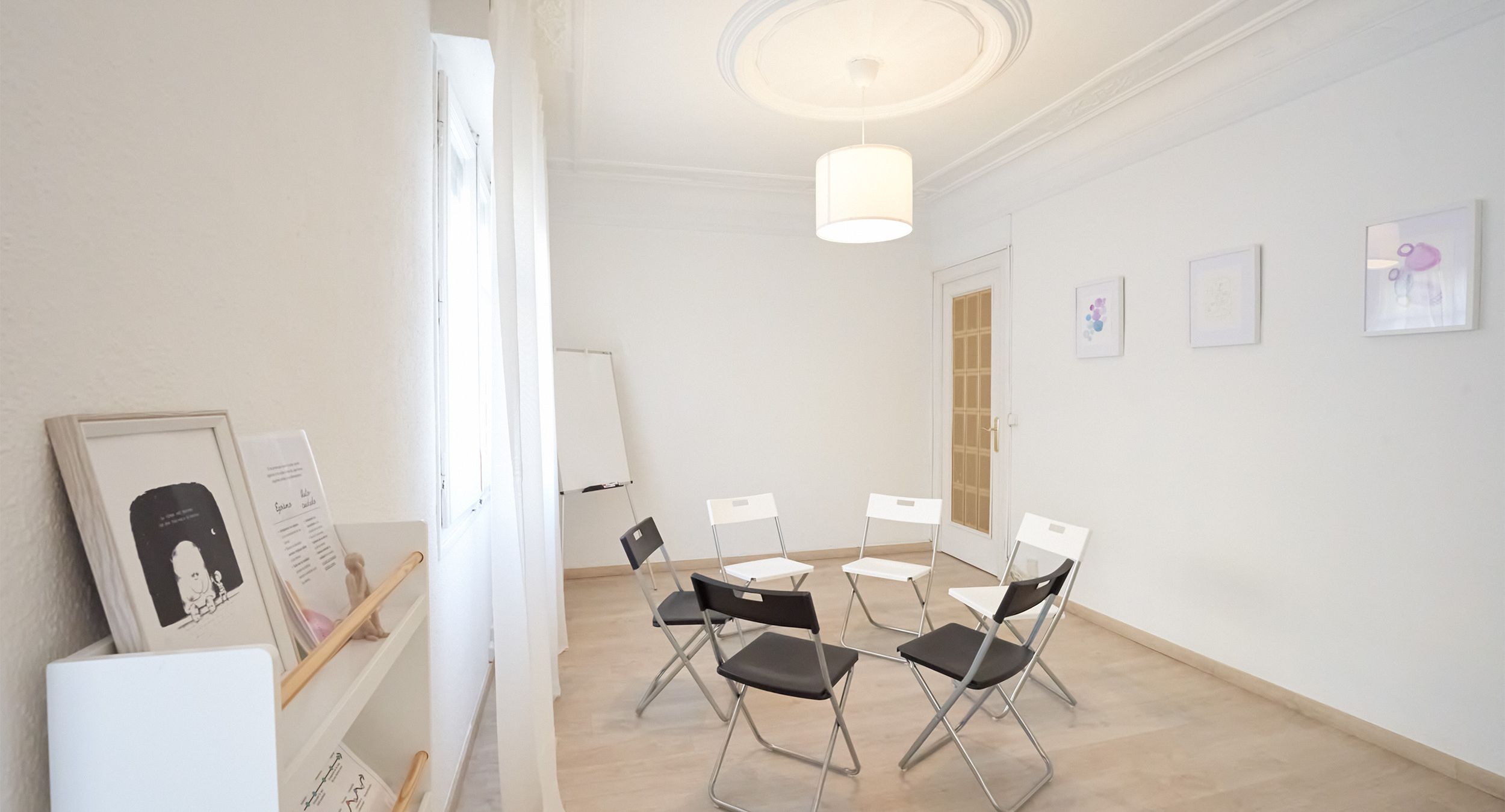 Sala despacho de zaragoza  con sillas en círculo 