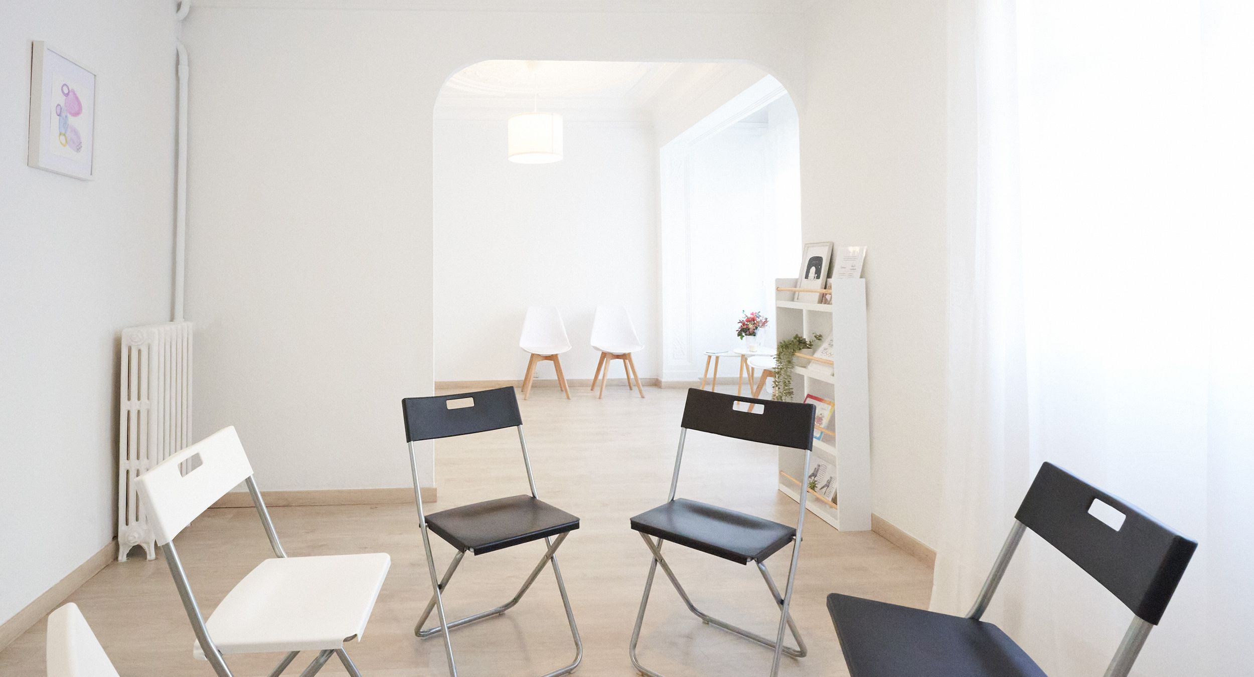 Sala despacho de zaragoza sala de espera con sillas para reunión 