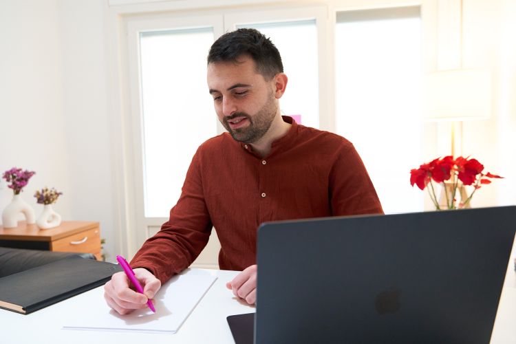 profesional javi en el despacho 