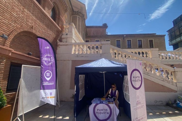 puesto de punto violeta en la calle por el dia 