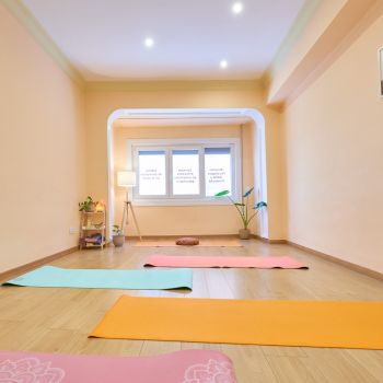 personas en yoga de la mano 