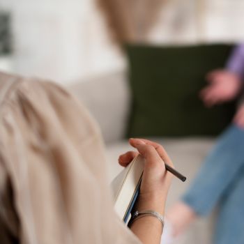 dos adultos haciendo terapia en consulta