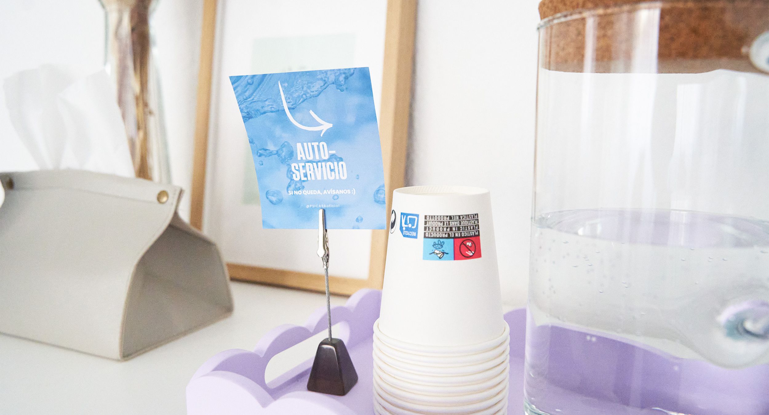 Sala despacho de zaragoza con agua para consumir en la sala de esperas 