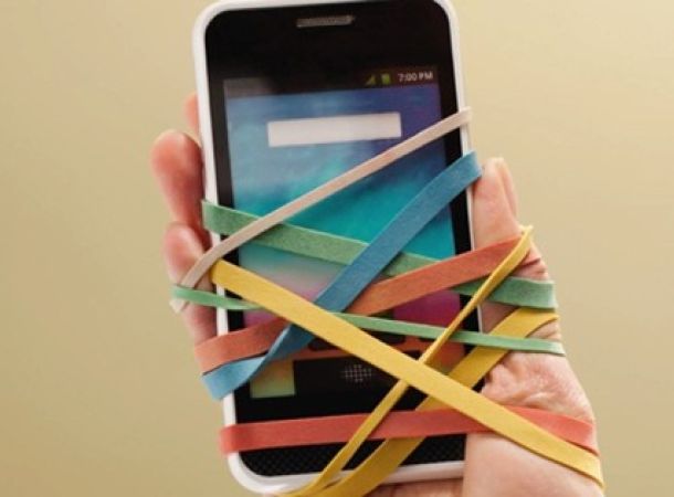 teléfono y mano unido con cuerdas