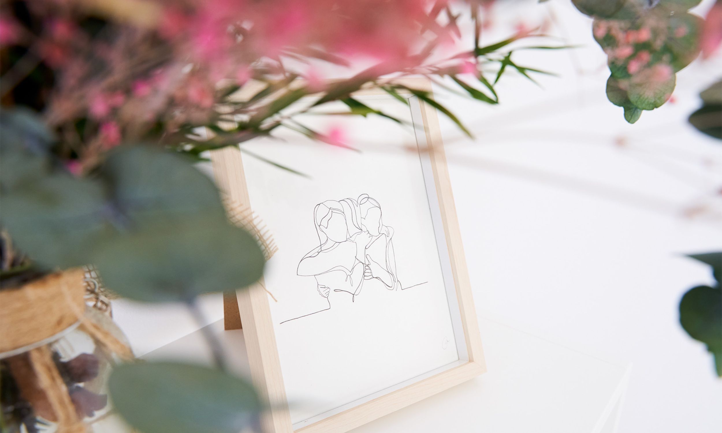 detalle de plantas secas y cuadros de dops chicas abrazándose 
