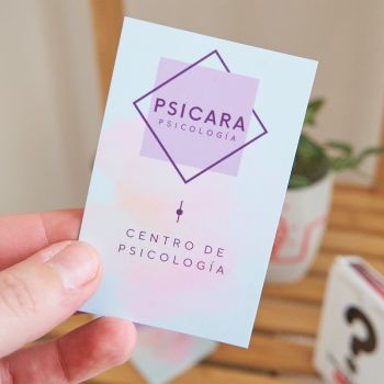 mano con tarjeta de visita de psicara