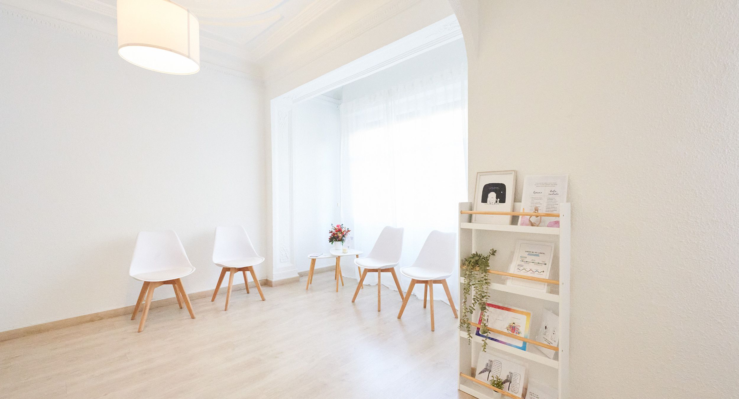 Sala despacho de zaragoza  sala de esperas con libros 