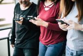 adolescentes con movil 
