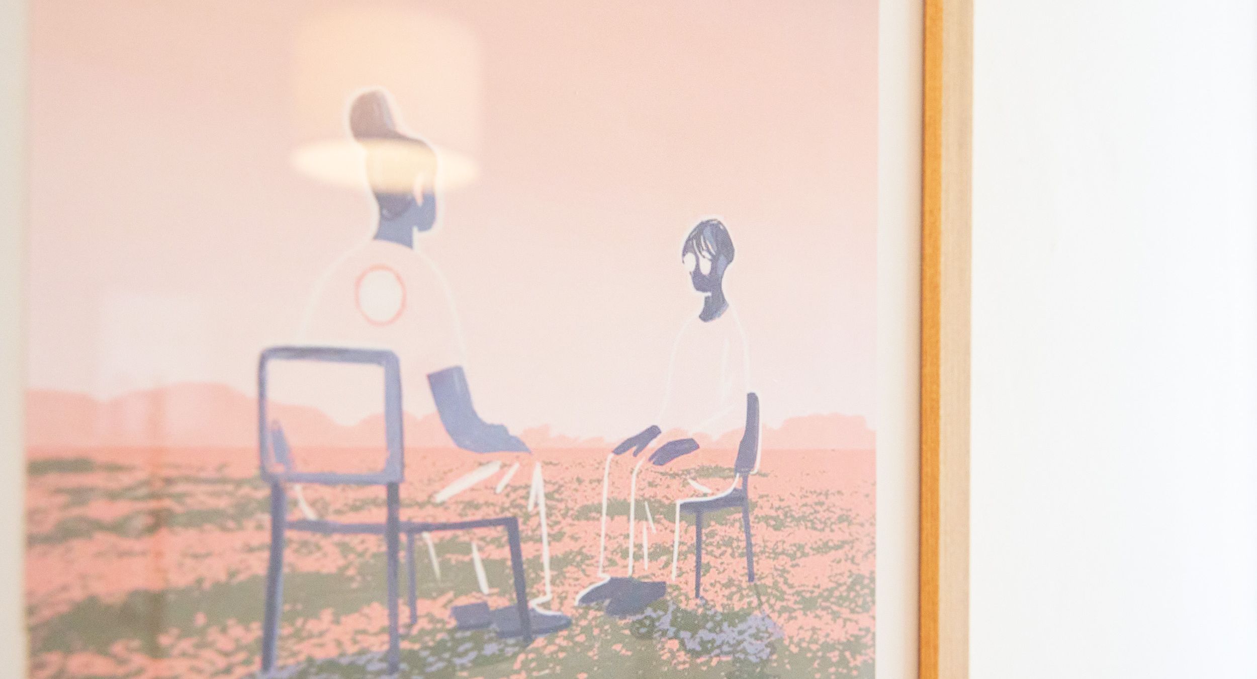 Sala despacho de zaragoza con cuadro de dos personas sentadas mirándose 