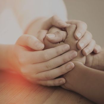 dos adultos de la mano