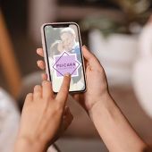 mano con telefono viendo la web de psicara 