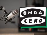 logotipo de onda cero con imagen de radio de fondo