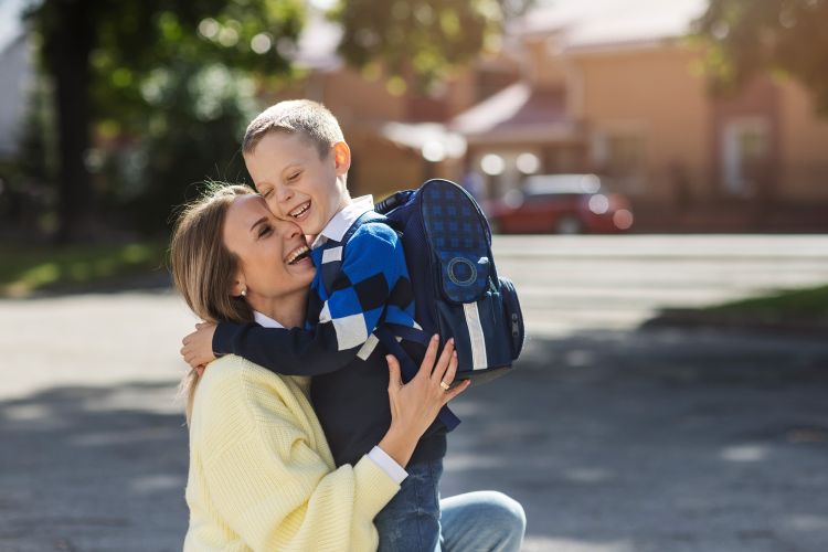 madre abrazada y sonriendo con su hijo 